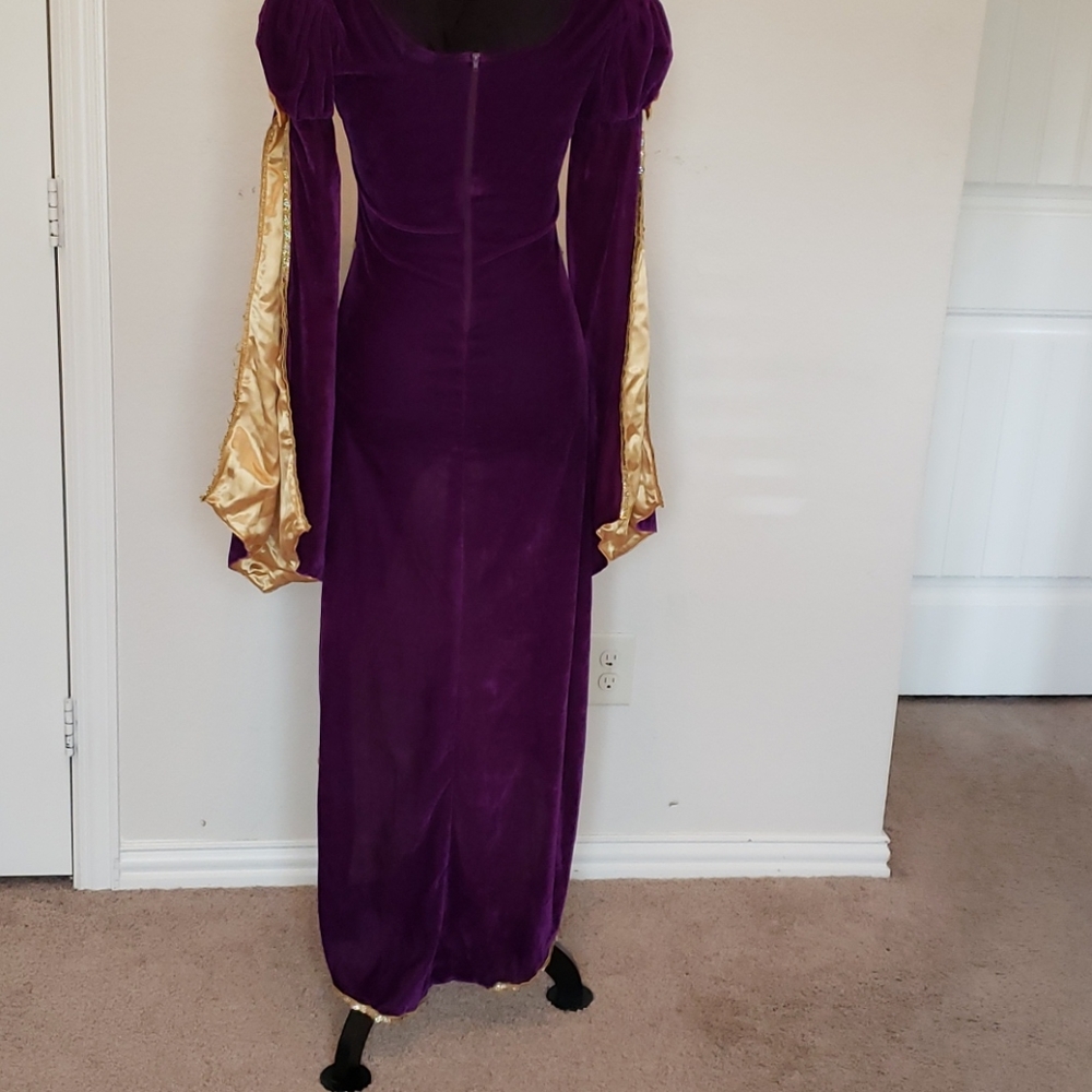 Halloween 🎃 Queen dress size small 👑 - Picture 7 of 9